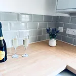 The Georgian Townhouse - 4 Bedrooms - Sleeps 9 펜션