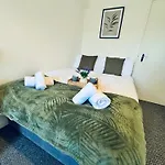 The Georgian Townhouse - 4 Bedrooms - Sleeps 9 펜션 *