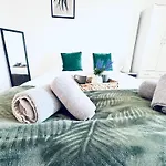 The Georgian Townhouse - 4 Bedrooms - Sleeps 9 펜션 화이트헤이븐