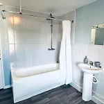 The Georgian Townhouse - 4 Bedrooms - Sleeps 9 펜션 *