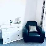The Georgian Townhouse - 4 Bedrooms - Sleeps 9 *