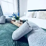 The Georgian Townhouse - 4 Bedrooms - Sleeps 9 화이트헤이븐